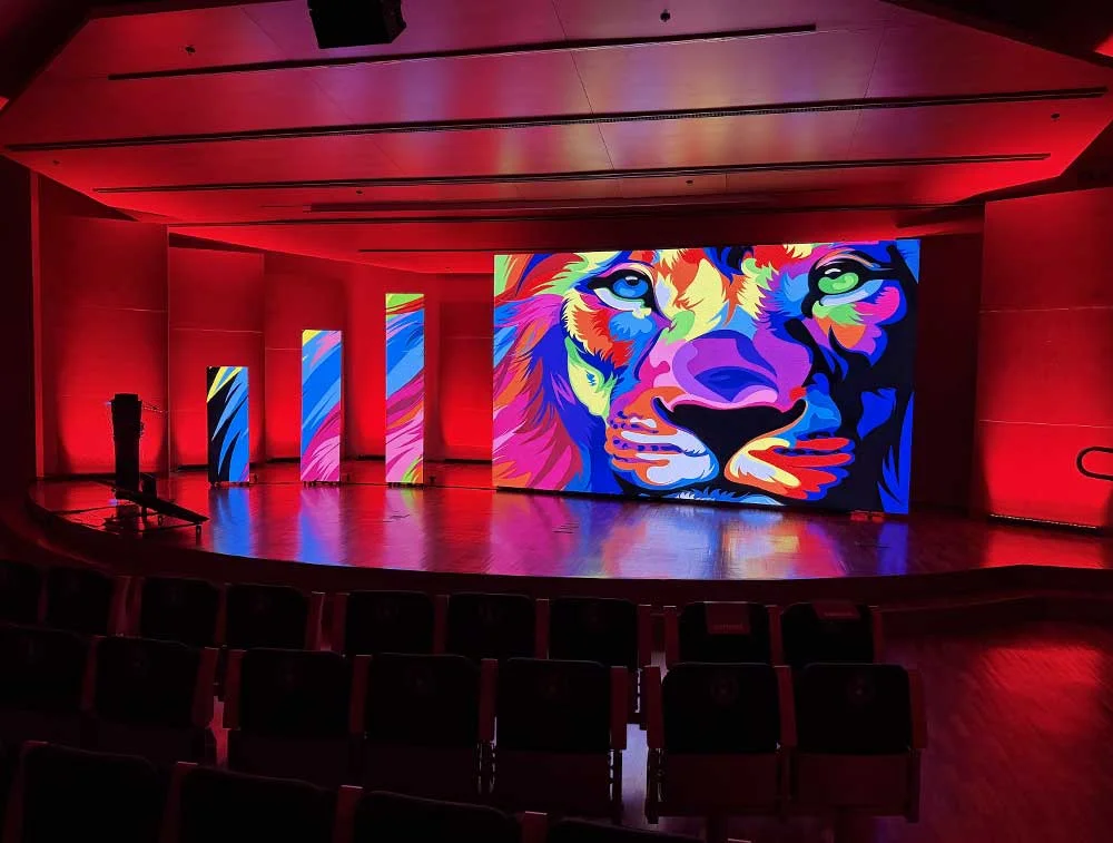 Pantalla LED P2.6 instalada en un auditorio de la UPM Madrid por RUGE Audiovisuales